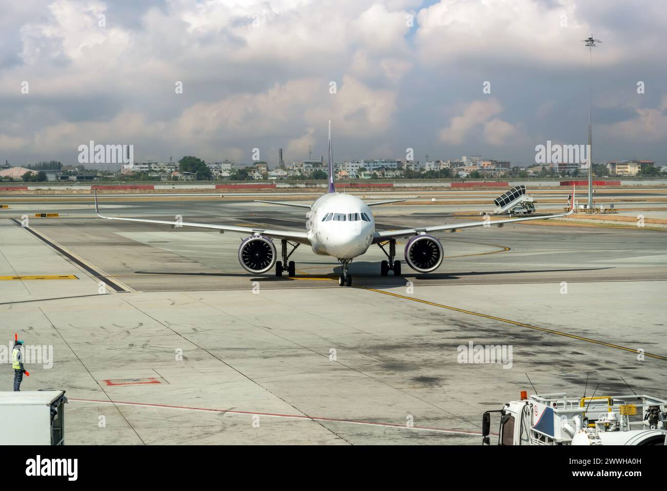 L'aereo passeggeri arriva dopo l'atterraggio al terminal dell'aeroporto Foto Stock
