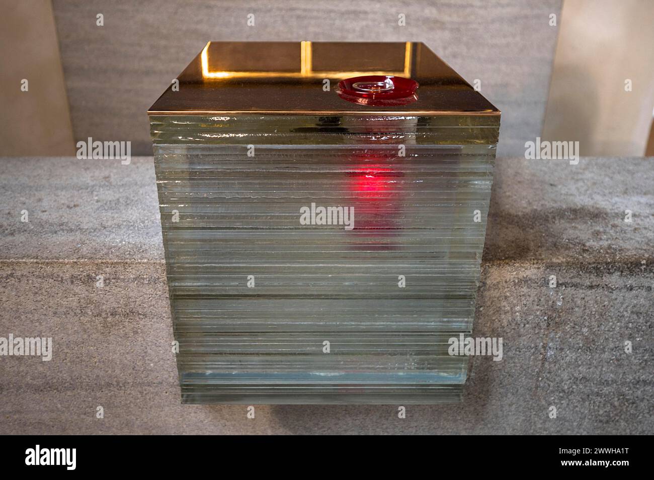 Moderno tabernacolo di vetro, Chiesa di Santa chiara, Koenigstrasse 66, Norimberga, Franconia media, Baviera, Germania Foto Stock