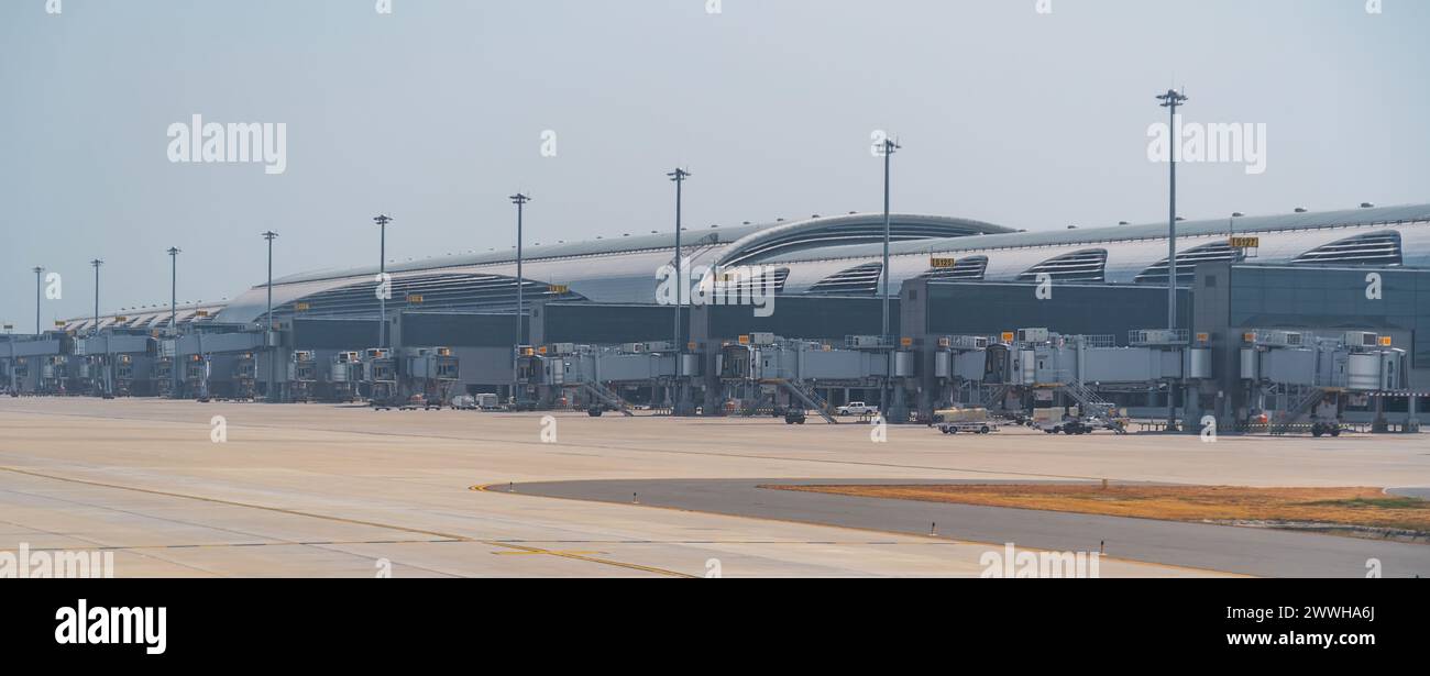 Edificio del terminal dell'aeroporto parcheggi vuoti per aerei, vista panoramica. Foto Stock