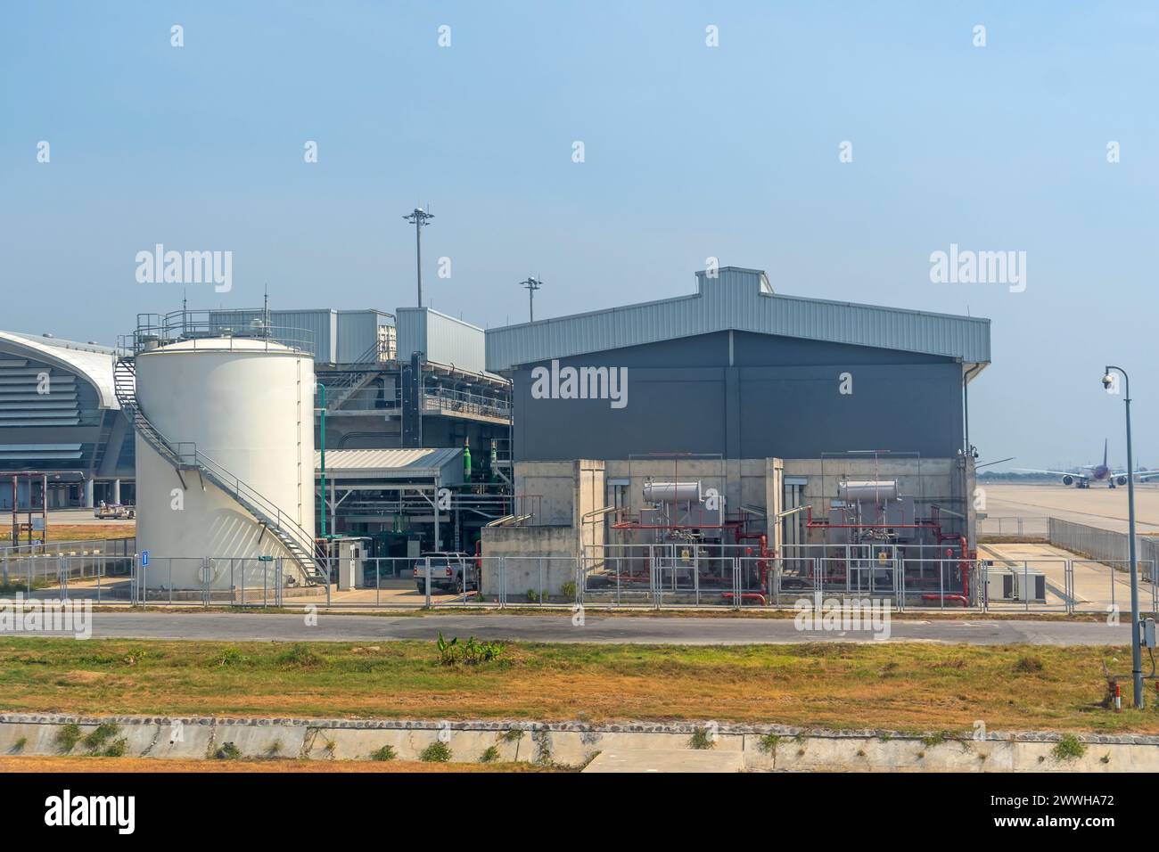 Edificio industriale complesso con serbatoio e sistema di tubazioni per l'uso dell'acqua in situazioni di emergenza antincendio sul campo di aviazione dell'aria Foto Stock