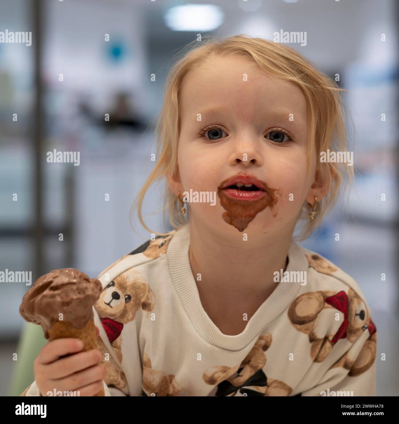 Foto al coperto, ragazza, 2-3 anni, bionda, mangiare gelato al cioccolato, gelato, waffle, bocca spalmata, Stoccarda, Baden-Wuerttemberg, Germania Foto Stock