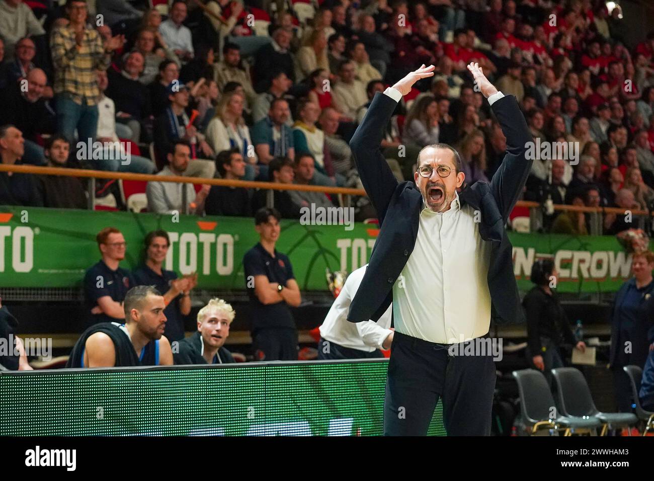 Almere, Paesi Bassi. 24 marzo 2024. ALMERE, PAESI BASSI - 24 MARZO: L'allenatore Jean Marc Jaumin della Landstede Hammers durante la finale della TOTO Basketball Cup tra Heroes Den Bosch e Landstede Hammers a Topsportcentrum il 24 marzo 2024 ad Almere, Paesi Bassi. (Foto di Andre Weening/Orange Pictures) credito: Orange Pics BV/Alamy Live News Foto Stock