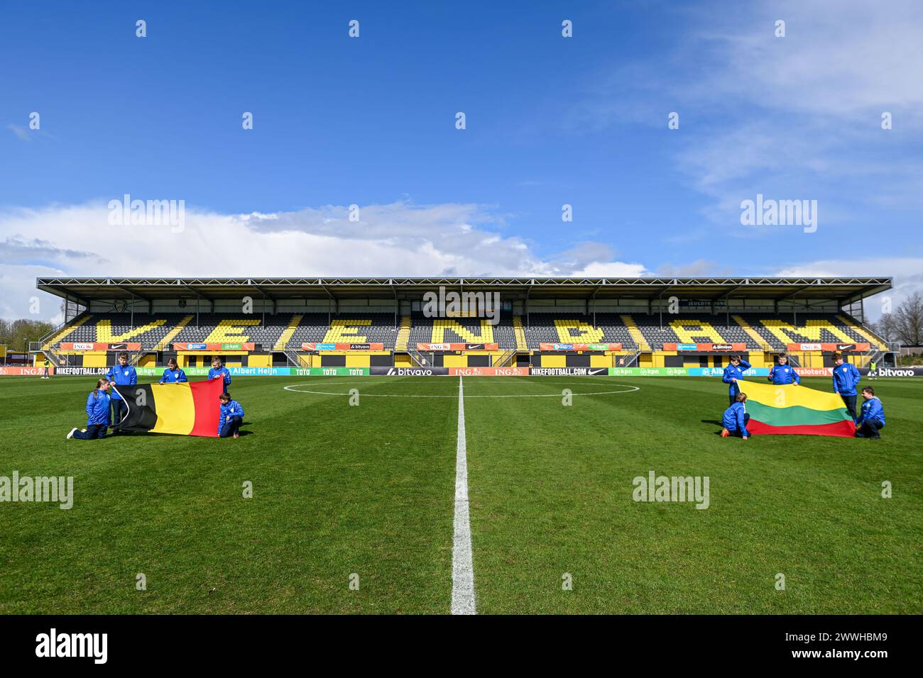 Veendam, Paesi Bassi. 23 marzo 2024. Bandiera belga e lituana nello stadio De Langeleegte di Veendam, nella foto di una partita di calcio tra le nazionali Under 19 del Belgio e della Lituania il giorno 2 nel gruppo 2 della UEFA Under-19 Elite di sabato 23 marzo 2024 a Veendam, Paesi Bassi. Crediti: Sportpix/Alamy Live News Foto Stock