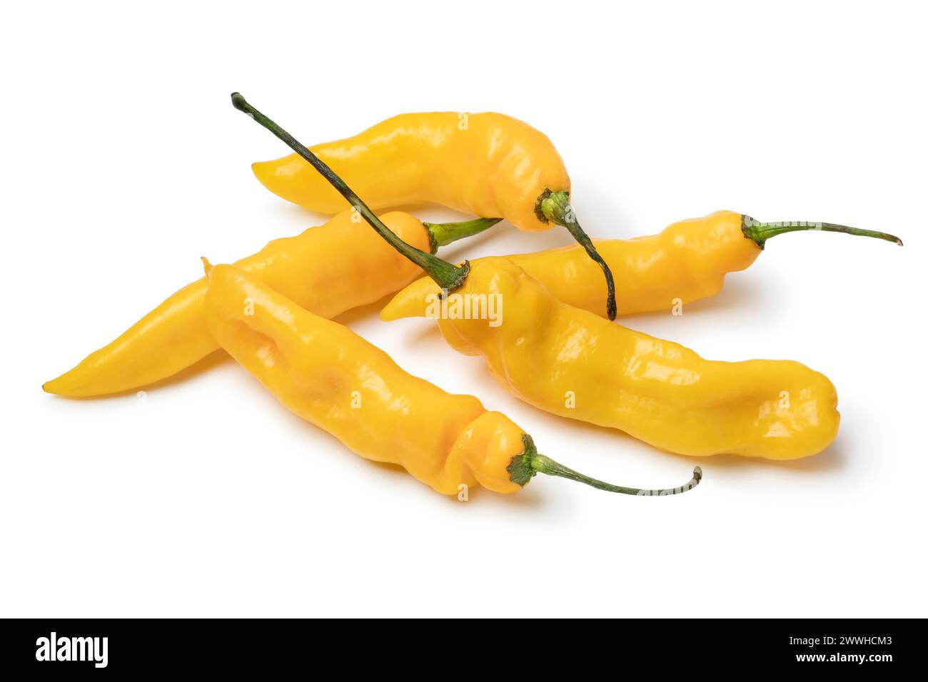 Un mucchio di pepe di Madame Jeanette di colore giallo maturo grezzo intero, isolato su sfondo bianco Foto Stock