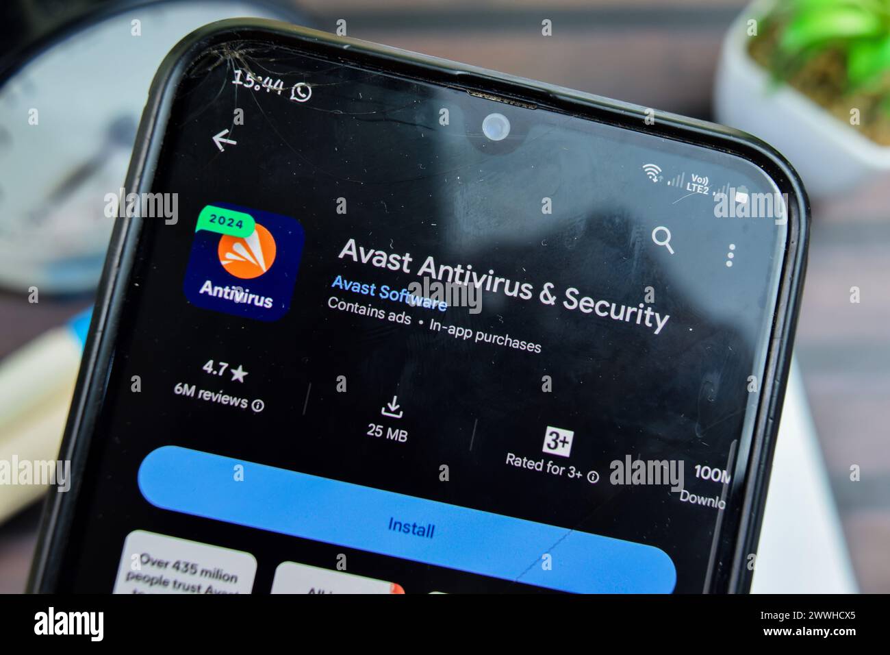 Applicazione Avast Antivirus and Security sullo schermo dello smartphone. avast è un browser web freeware sviluppato da Avast software. Bekasi, Indonesia, 2 marzo Foto Stock