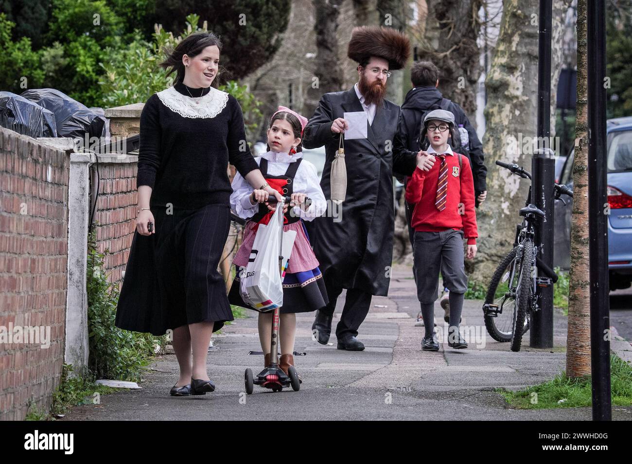 Londra, Regno Unito. 24 marzo 2024. Gli ebrei haredi britannici nel nord di Londra si riuniscono in abiti eleganti per celebrare la festa religiosa annuale di Purim. Crediti: Guy Corbishley/Alamy Live News Foto Stock