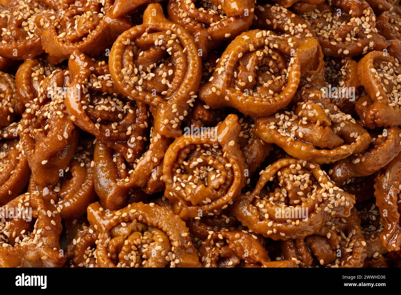 Primo piano sulla tradizionale chebakia marocchina appena sfornata per il Ramadan full frame Foto Stock