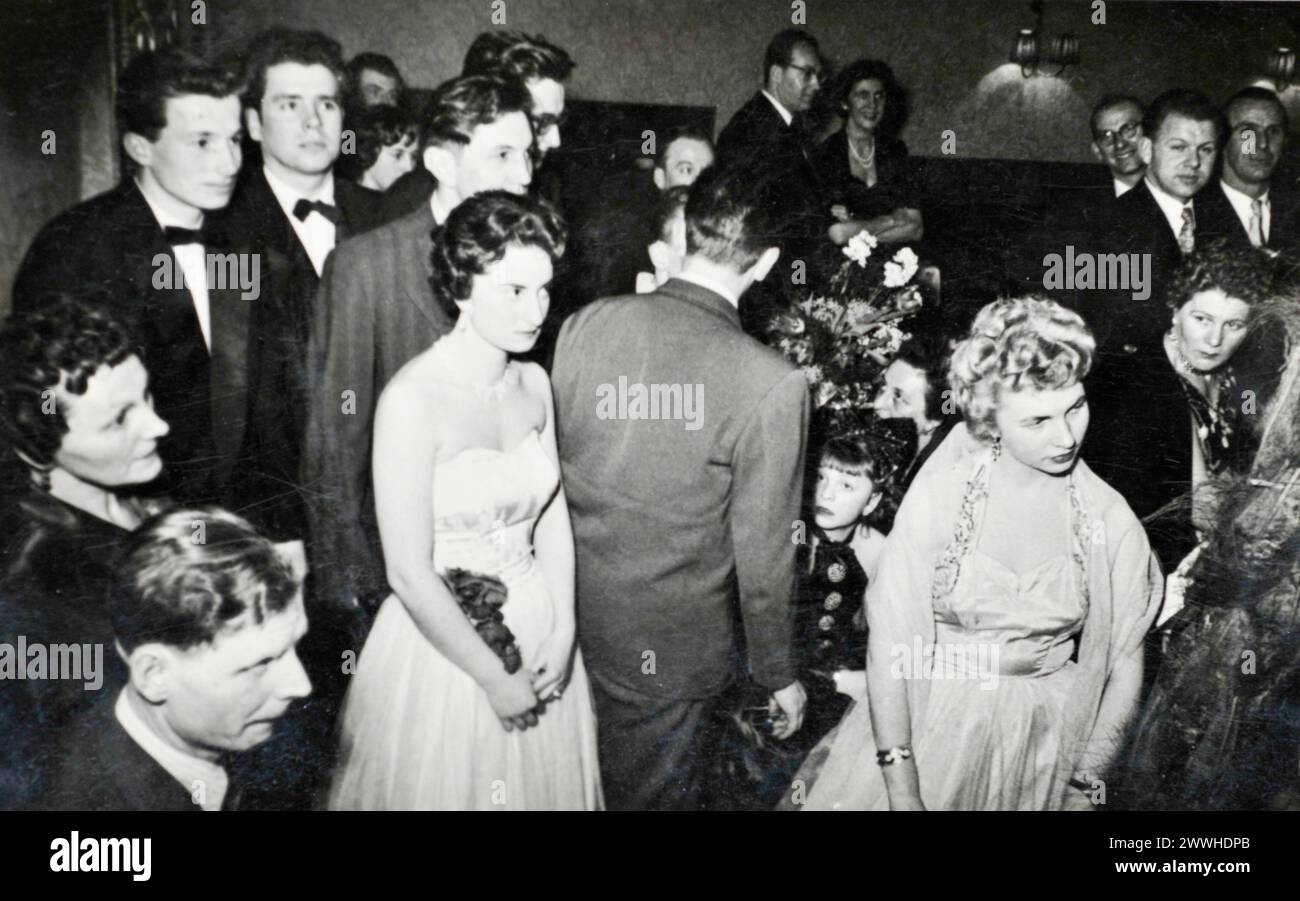 Giovani uomini e donne eleganti ad un evento sociale negli anni '1950 o all'inizio degli anni '1960 in Germania Foto Stock