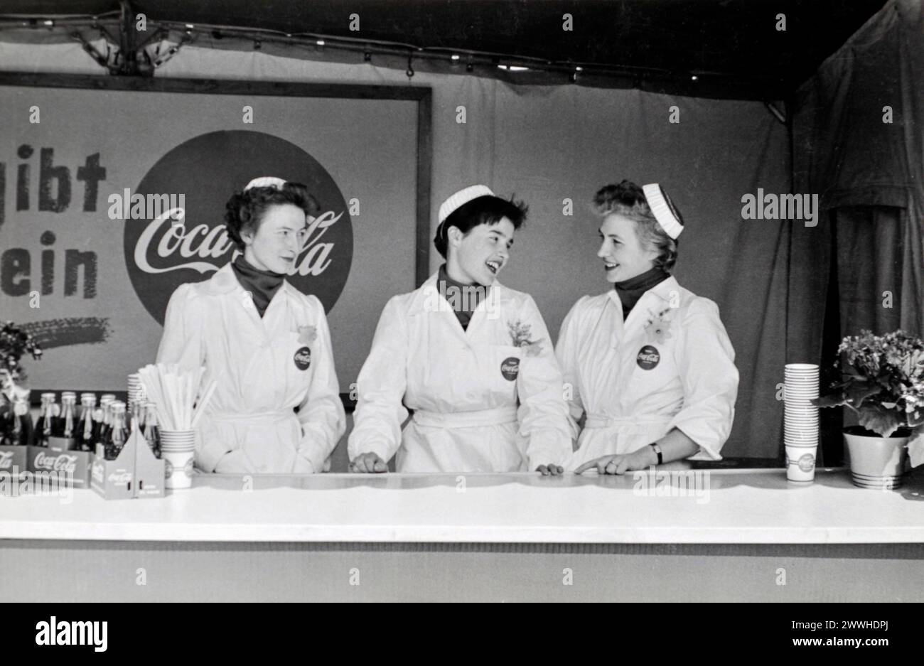 Tre giovani donne che lavorano in Coca Cola hanno 1950 anni in Germania Foto Stock