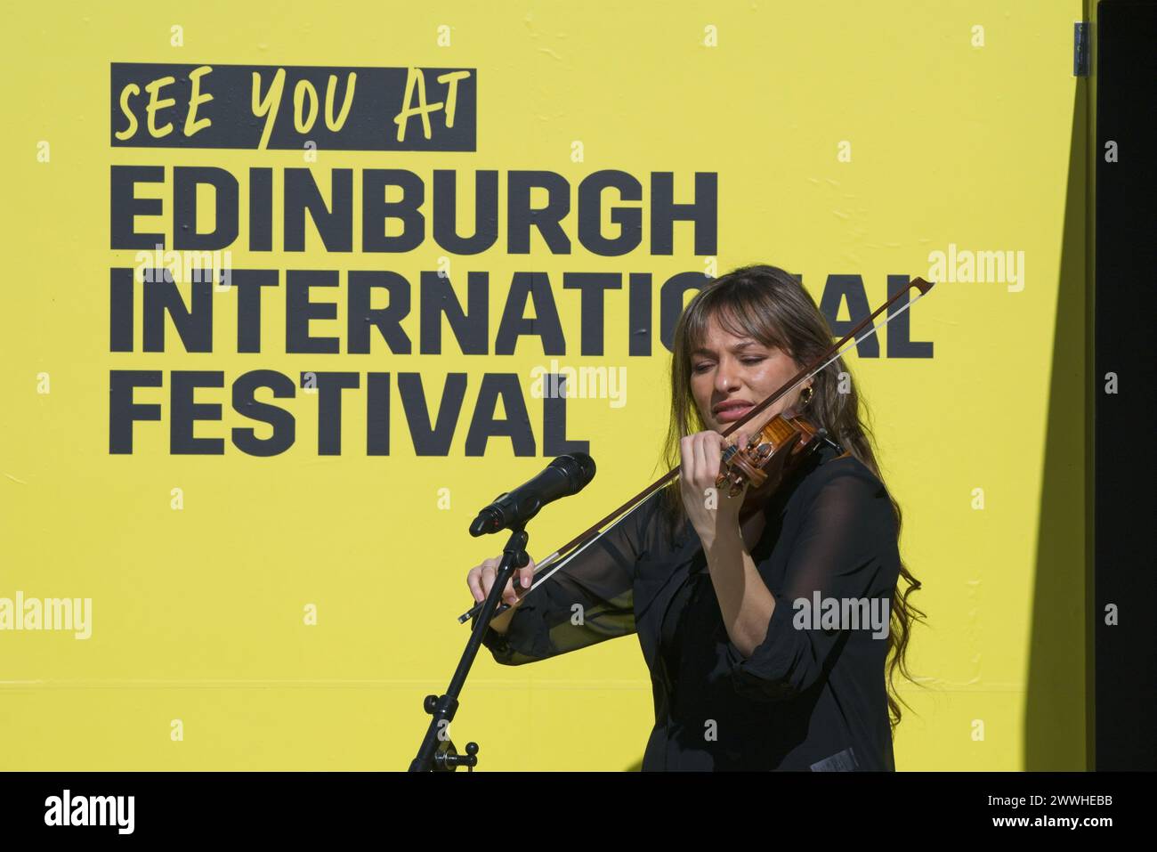 Edimburgo, Scozia. Domenica 224 marzo 2024. Direttore del Festival Internazionale, Nicola Benedetti suona il violino nel Big Yellow Brochure fuori dalla Usher Hall di Edimburgo. Credito: Brian Anderson credito: Brian Anderson/Alamy Live News Foto Stock