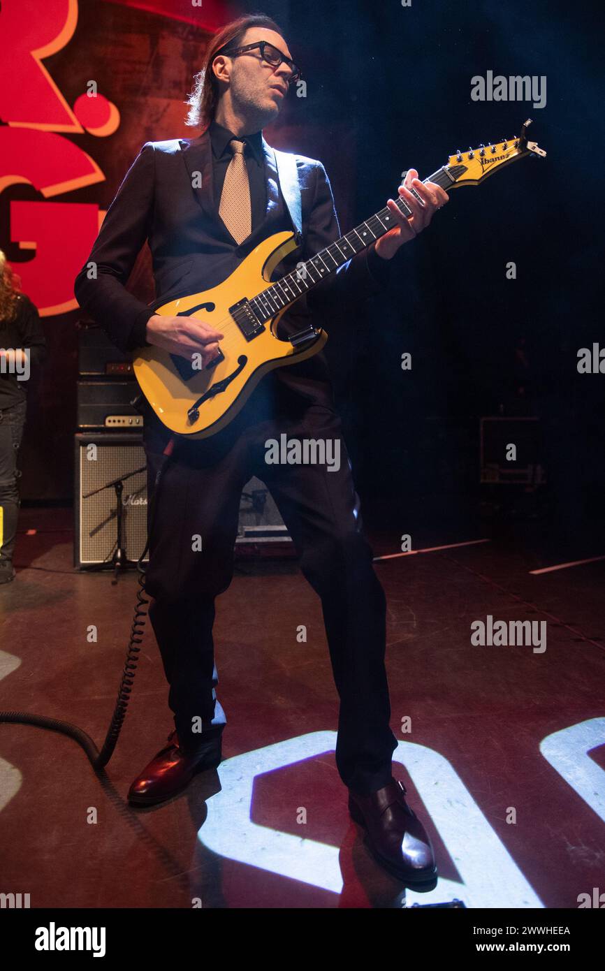 Londra, Regno Unito. 23 marzo 2024. Il chitarrista Paul Gilbert della rock band americana Mr. Big si esibisce all'O2 Shepherd's Bush Empire. Crediti: Justin ng/Alamy Live News come parte del loro tour "The Big Finish" crediti: Justin ng/Alamy Live News Foto Stock