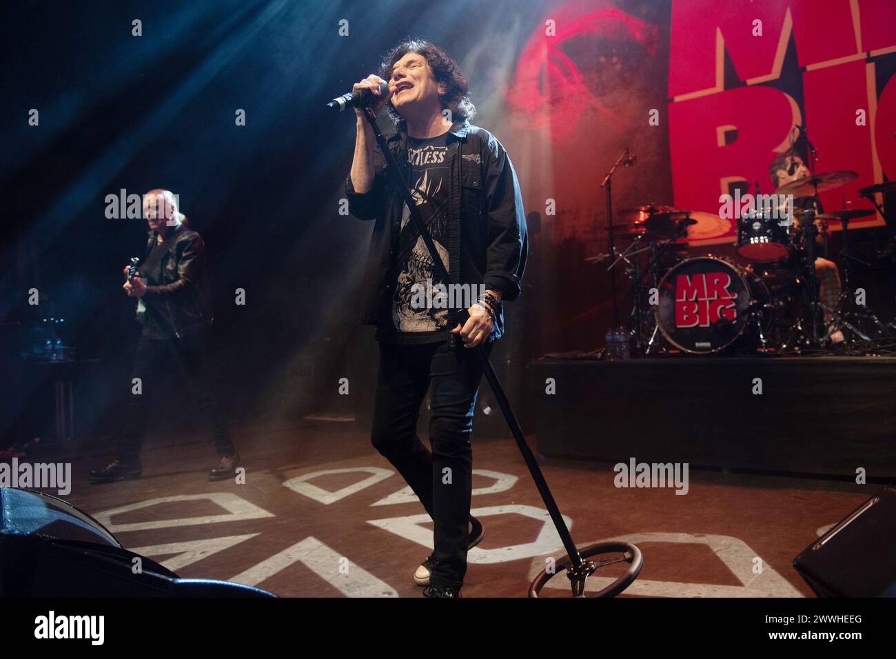 Londra, Regno Unito. 23 marzo 2024. (L-R) - il bassista Billy Sheehan e il cantante Eric Martin della band rock americana Mr. Big si esibiscono all'O2 Shepherd's Bush Empire. Crediti: Justin ng/Alamy Live News come parte del loro tour "The Big Finish" crediti: Justin ng/Alamy Live News Foto Stock