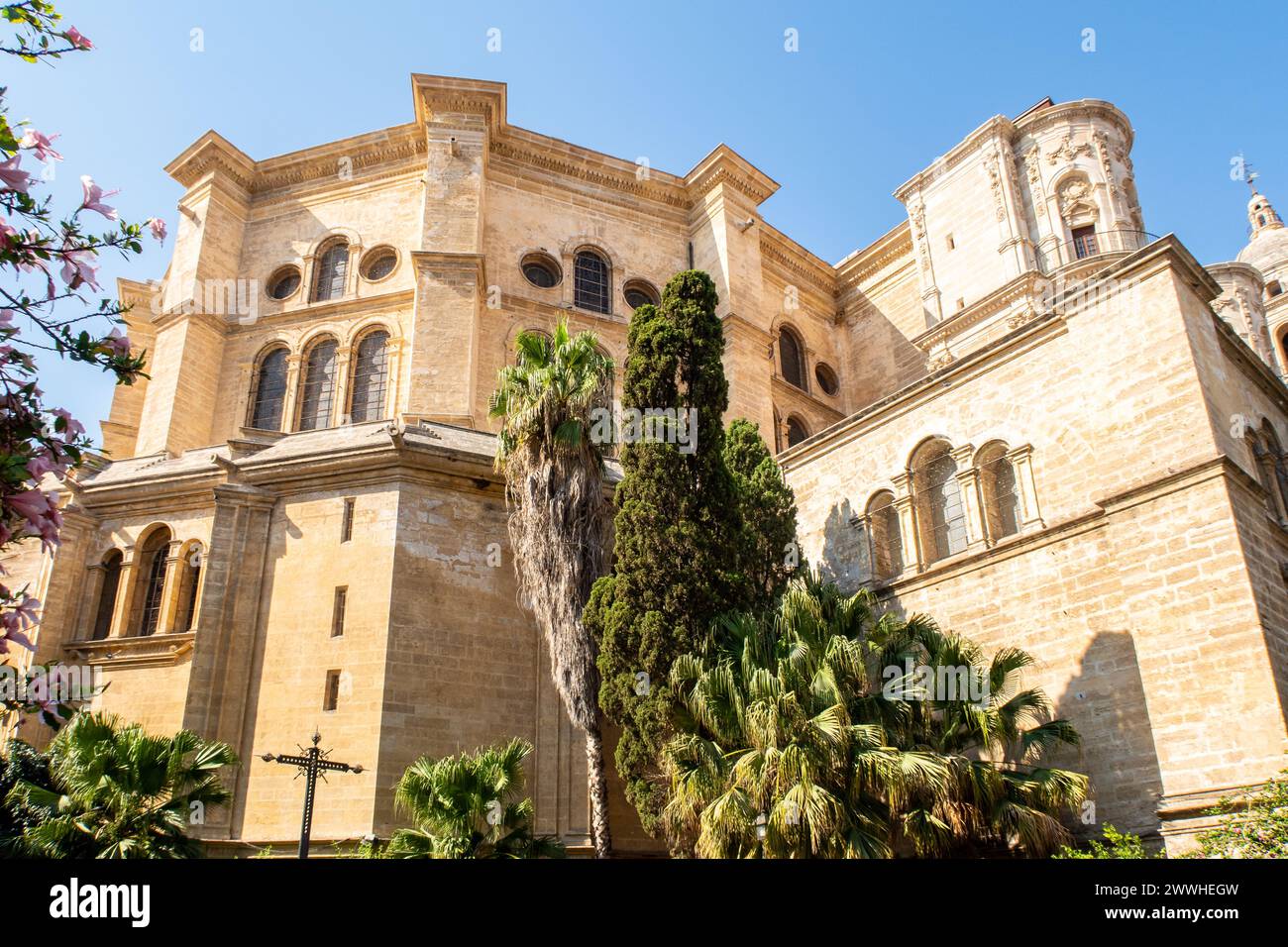 Vista posteriore della Cattedrale di Malaga da Calle Cister Street. Chiesa cattolica romana medievale in stile rinascimentale con facciata barocca, Spagna Foto Stock