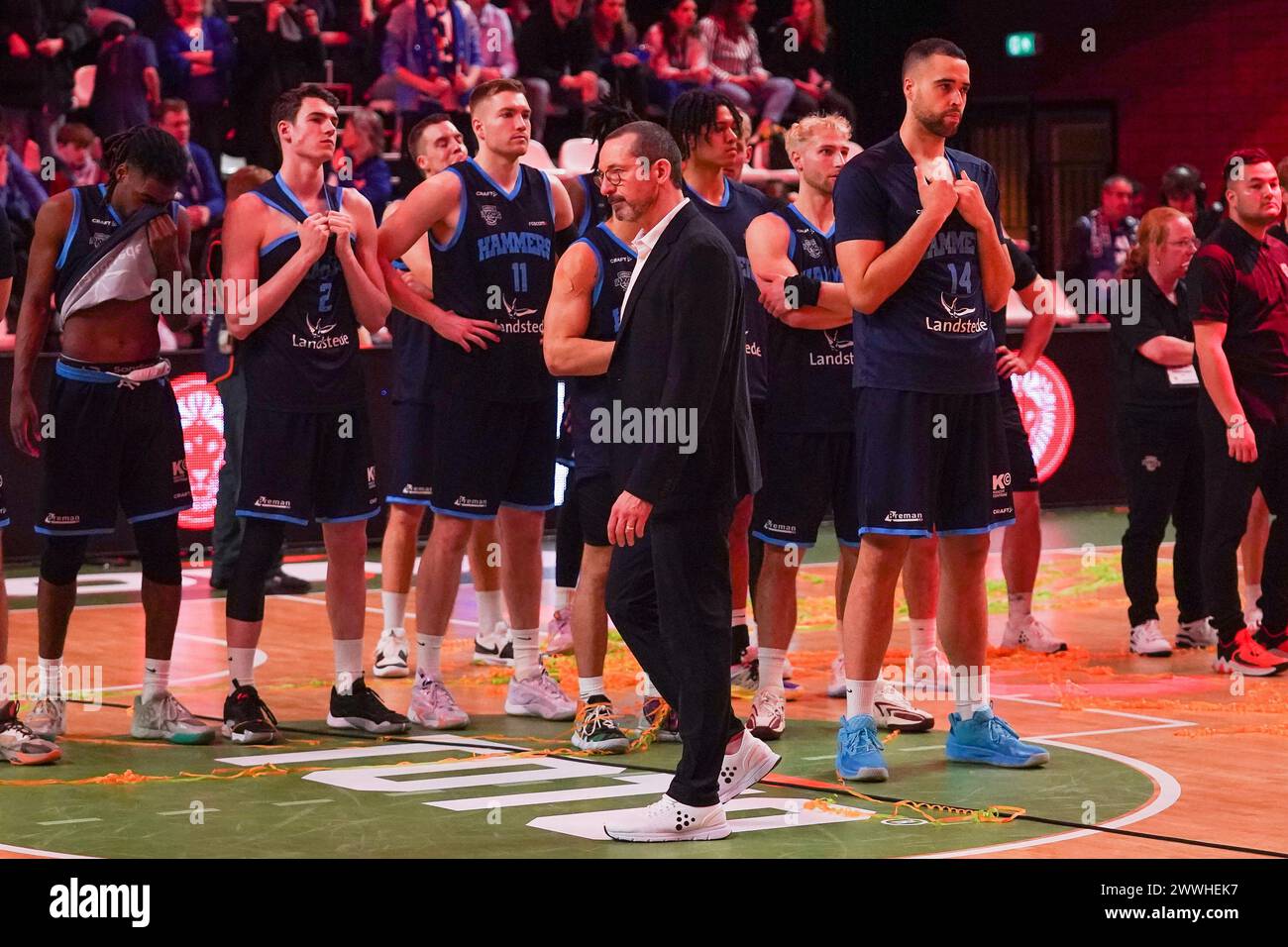 Almere, Paesi Bassi. 24 marzo 2024. ALMERE, PAESI BASSI - 24 MARZO: Landstede Hammers è rimasto deluso dopo aver perso durante la finale della TOTO Basketball Cup tra Heroes Den Bosch e Landstede Hammers a Topsportcentrum il 24 marzo 2024 ad Almere, Paesi Bassi. (Foto di Andre Weening/Orange Pictures) credito: Orange Pics BV/Alamy Live News Foto Stock