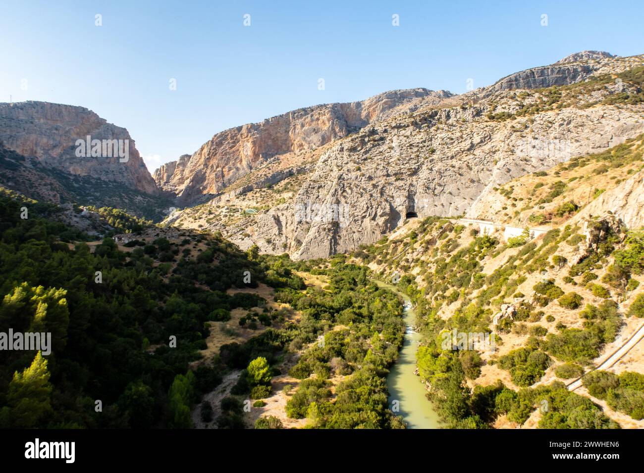 Vista del paesaggio montano della stretta gola di El Chorro presso la passerella El Caminito del Rey con fiume selvaggio. Spagna. Foto Stock