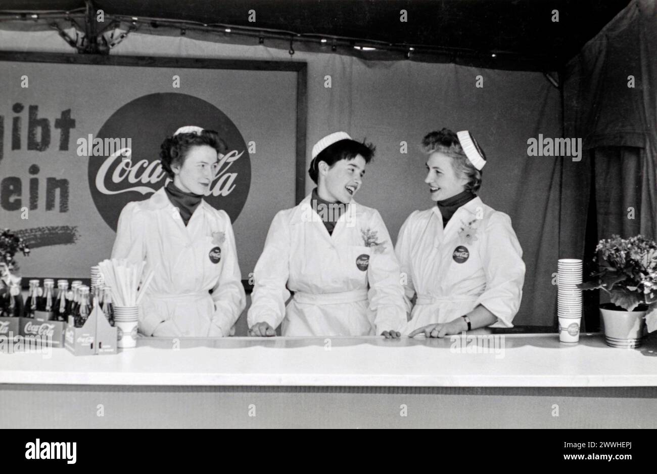 Tre giovani donne che lavorano in Coca Cola hanno 1950 anni in Germania *** tre giovani donne che lavorano in Coca Cola hanno 1950 anni in Germania Foto Stock