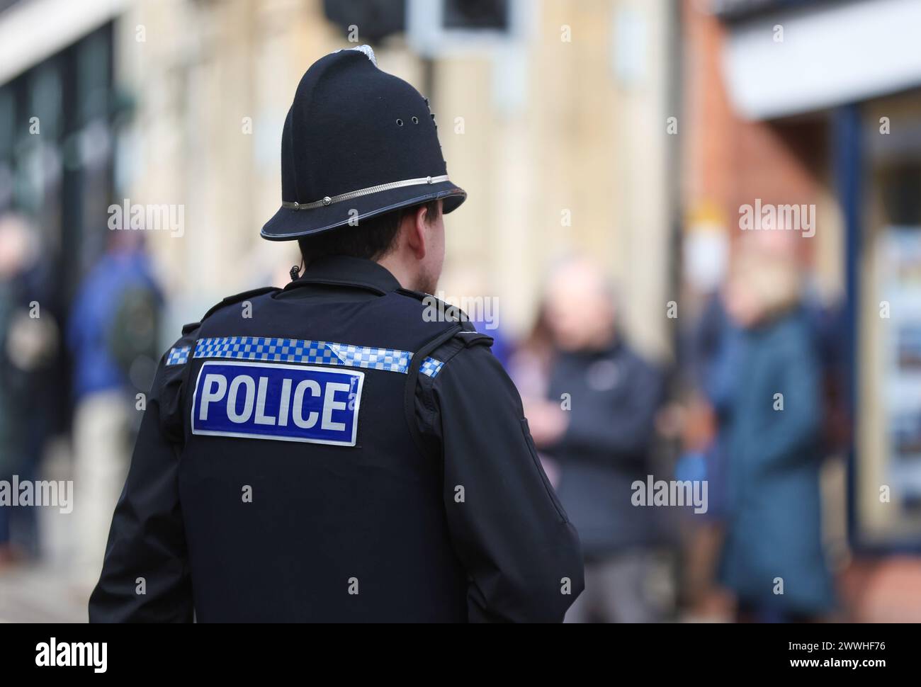 Agente di polizia del Regno Unito in servizio nell'Hampshire, ritratto da dietro. Foto Stock