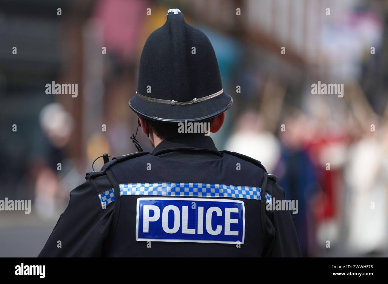 Agente di polizia del Regno Unito in servizio nell'Hampshire, ritratto da dietro. Foto Stock