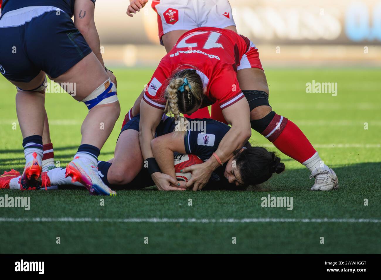 Cardiff, Galles. 23 marzo 2024. Kerin Lake affronta Caity Mattinson durante la partita di rugby delle sei Nazioni femminili, Galles contro Scozia al Cardiff Park Arms Stadium di Cardiff, Galles. Crediti: Sam Hardwick/Alamy Live News. Foto Stock