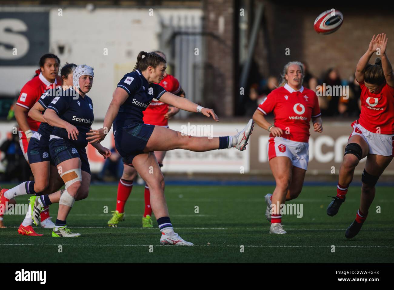 Cardiff, Galles. 23 marzo 2024. Helen Nelson calcia la palla durante la partita di rugby delle sei Nazioni femminili, Galles contro Scozia al Cardiff Park Arms Stadium di Cardiff, Galles. Crediti: Sam Hardwick/Alamy Live News. Foto Stock