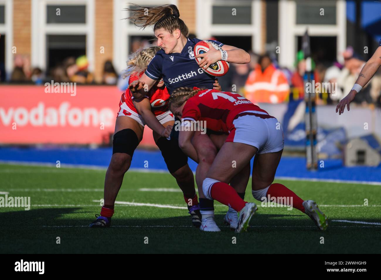 Cardiff, Galles. 23 marzo 2024. Hannah Jones affronta Helen Nelson durante la partita di rugby delle sei Nazioni femminili, Galles contro Scozia al Cardiff Park Arms Stadium di Cardiff, Galles. Crediti: Sam Hardwick/Alamy Live News. Foto Stock