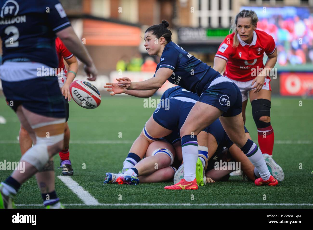 Cardiff, Galles. 23 marzo 2024. Caity Mattinson passa il pallone durante la partita di rugby delle sei Nazioni femminili, Galles contro Scozia al Cardiff Park Arms Stadium di Cardiff, Galles. Crediti: Sam Hardwick/Alamy Live News. Foto Stock