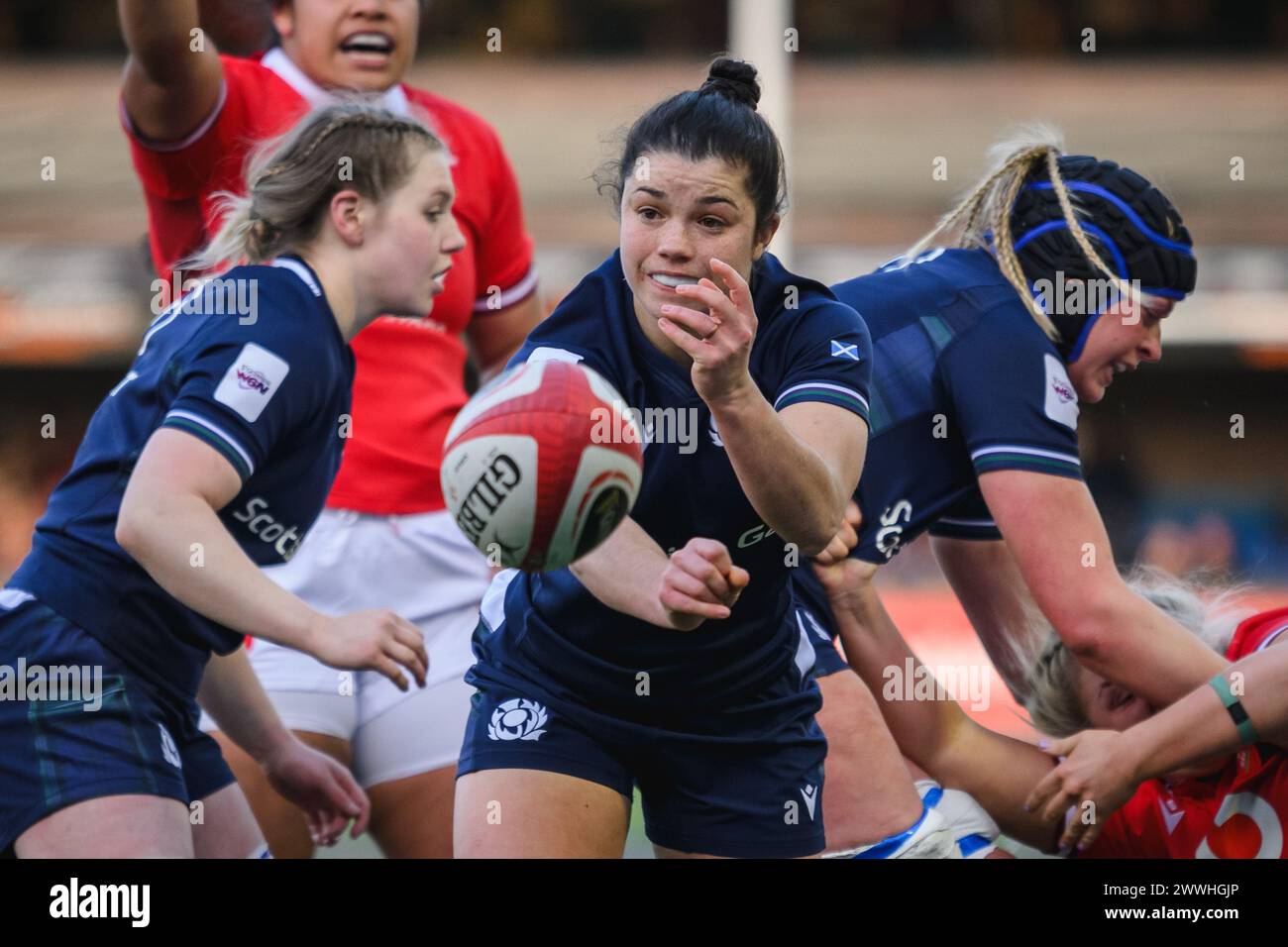 Cardiff, Galles. 23 marzo 2024. Caity Mattinson passa la palla durante la partita di rugby delle sei Nazioni femminili, Galles contro Scozia al Cardiff Park Arms Stadium di Cardiff, Galles. Crediti: Sam Hardwick/Alamy Live News. Foto Stock