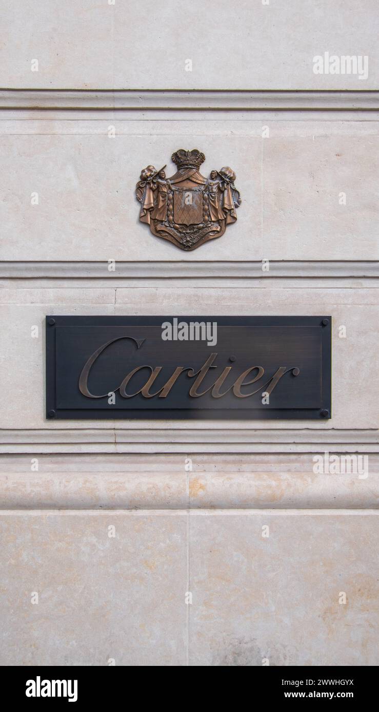 Parigi, Francia - 03 23 2024 : targa all'ingresso di un negozio di marca Cartier Foto Stock