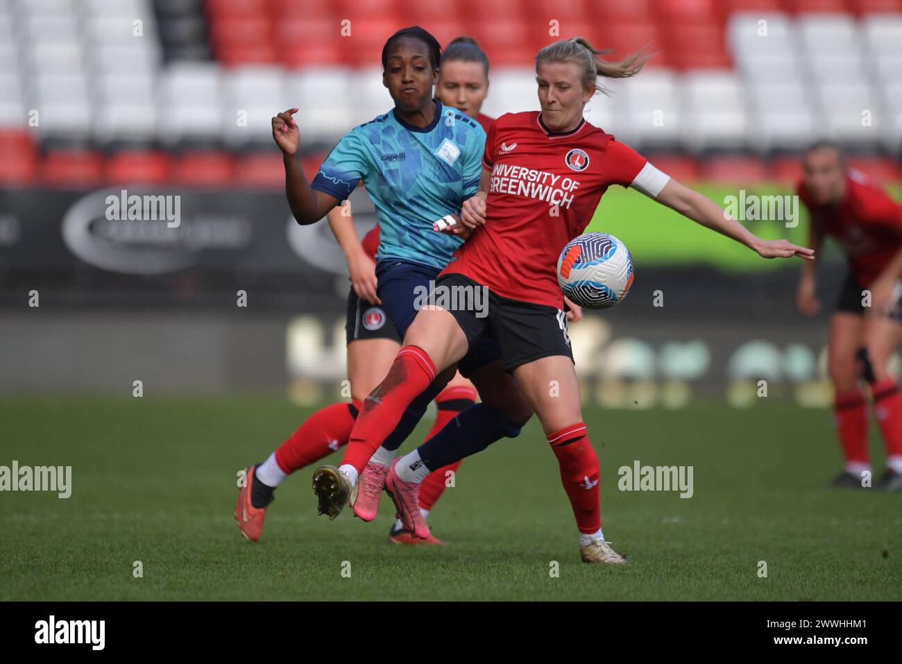 Londra, Inghilterra. 24 marzo 2024. Kate Longhurst di Charlton Athletic Women combatte con Danielle Carter delle London City Lionesses durante il Barclays Women's Championship match tra Charlton Athletic Women e London City Lionesses. Kyle Andrews/Alamy Live News Foto Stock