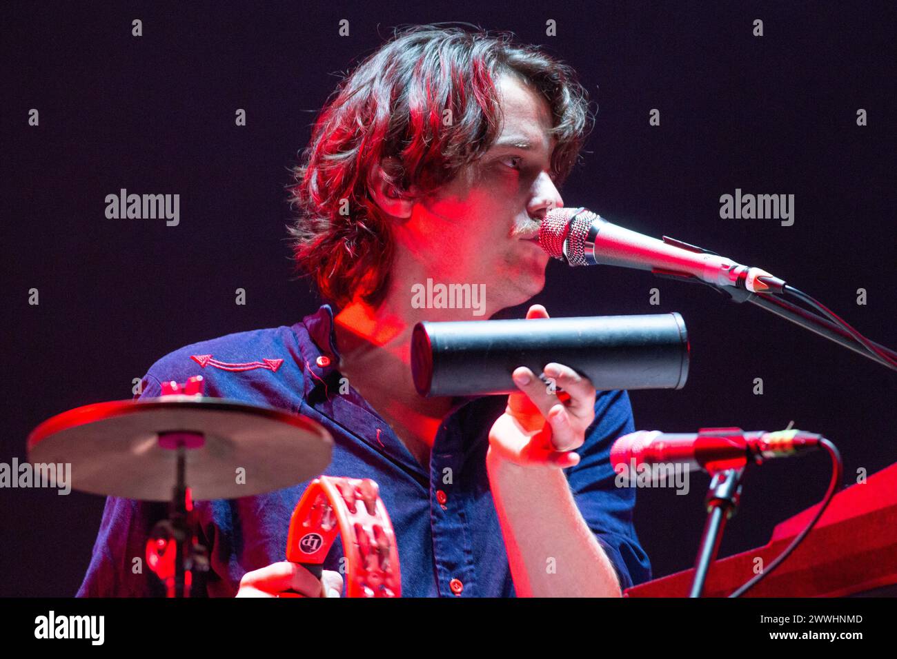 Bogotà, Colombia. 21 marzo 2024. Ambrose Kenny-Smith, cantante e armonicista della band australiana King Gizzard & The Lizard Wizard, si esibisce il primo giorno del festival EstereoPicnic a Bogotà, Colombia. (Foto di Daniel Garzon Herazo/NurPhoto) credito: NurPhoto SRL/Alamy Live News Foto Stock