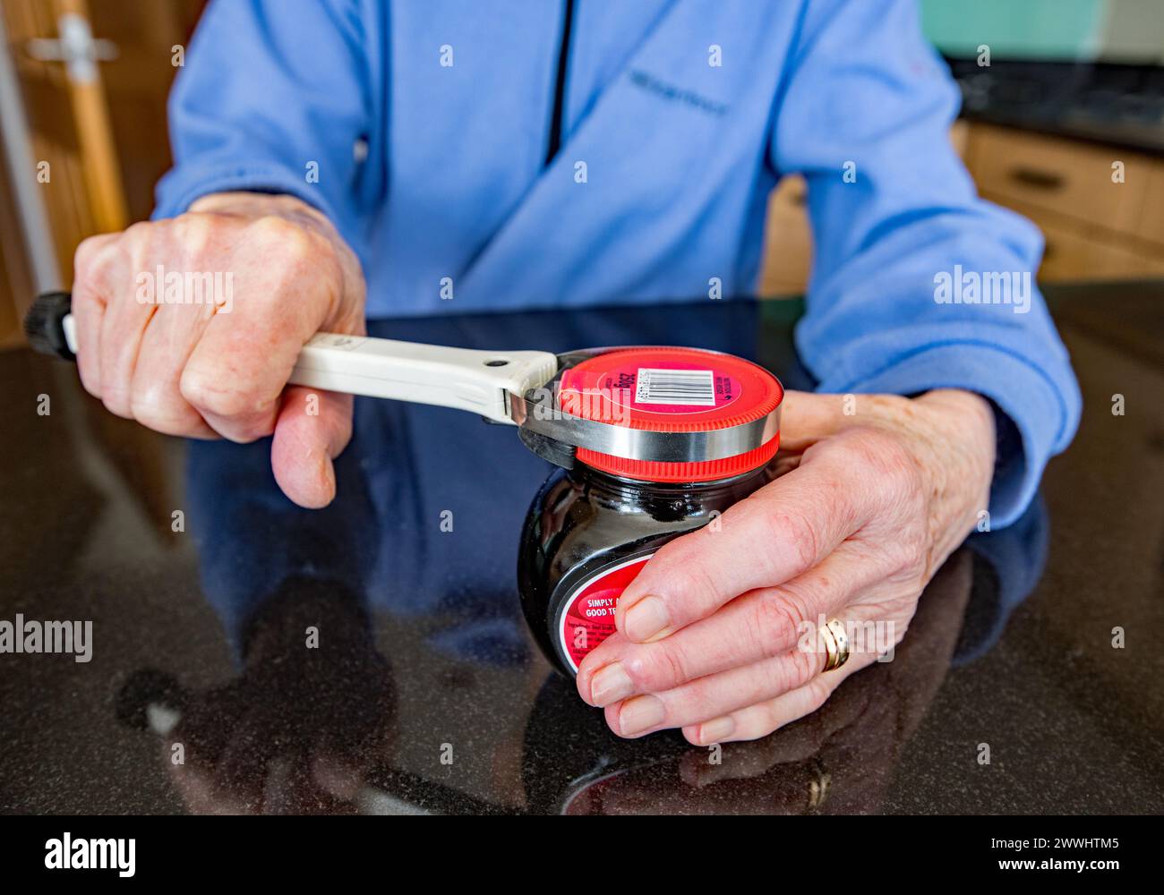 Gadget intelligente che aiuta chi soffre di artrite ad aprire vasetti e coperchi utilizzando una presa e una leva strette.definito "un ragazzo forte"..... un meccanismo di apertura multipla per una presa perfetta. Foto Stock