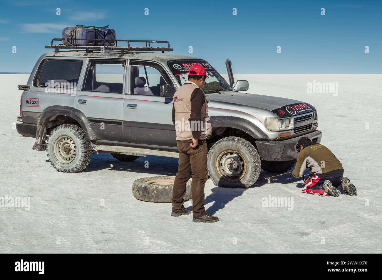 Uyuni, Bolivia, 31 maggio 2018: Una pausa nel viaggio: Cambio pneumatici sulle distese saline di Uyuni Foto Stock