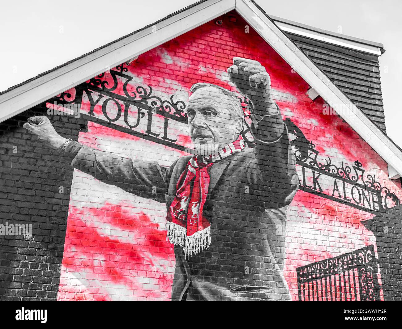 Un murale dell'ex manager del Liverpool Bill Shankly raffigurato di fronte allo Shankly Gates, raffigurato lungo Anfield Road a Liverpool, visto nel marzo 202 Foto Stock