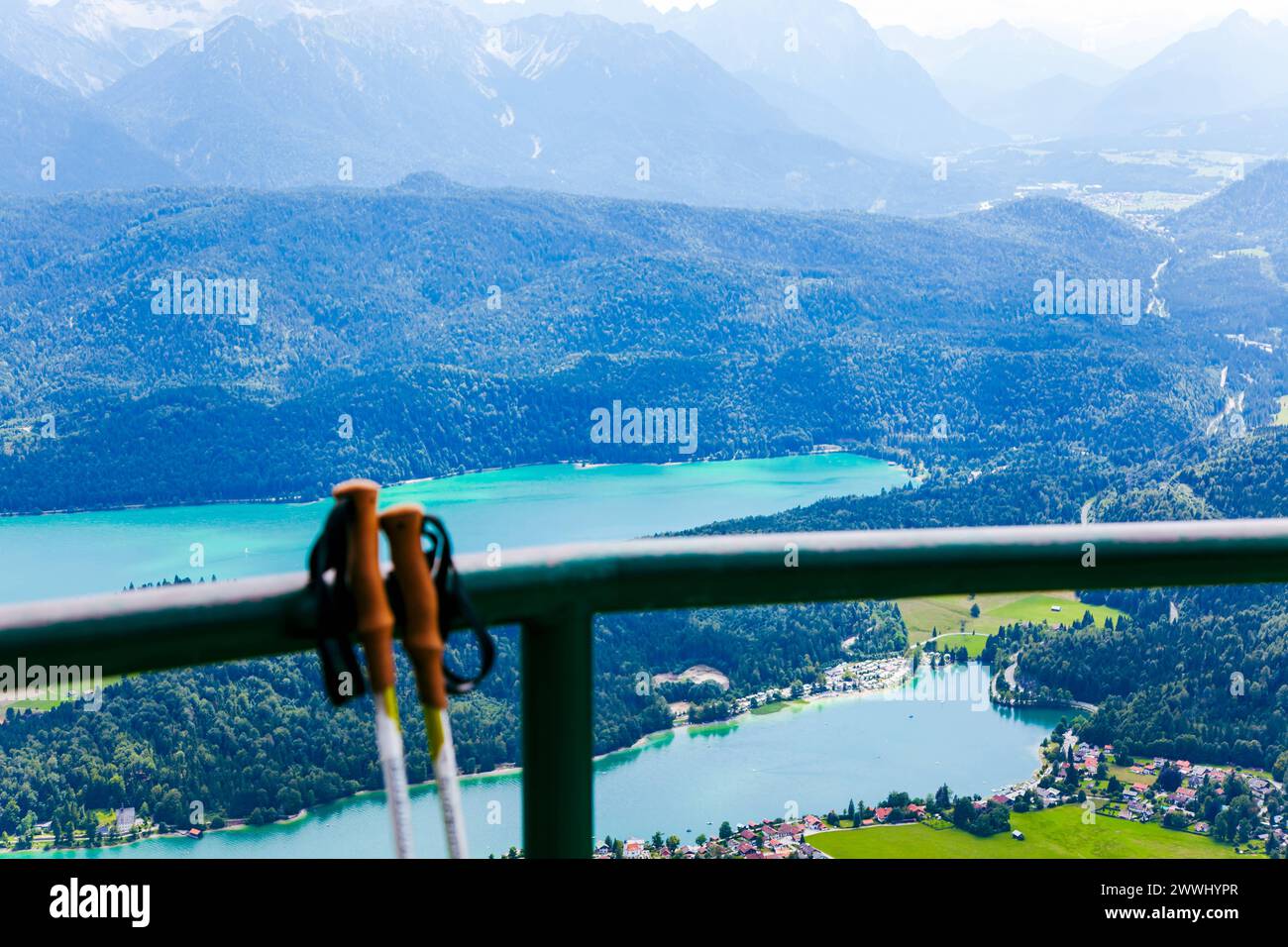 Lago, montagne e bastoncini per camminate nordiche. Villaggio bavarese Walchensee con lago Alp, lago Walchensee, montagne e lago nord, montagne e nordic wa Foto Stock