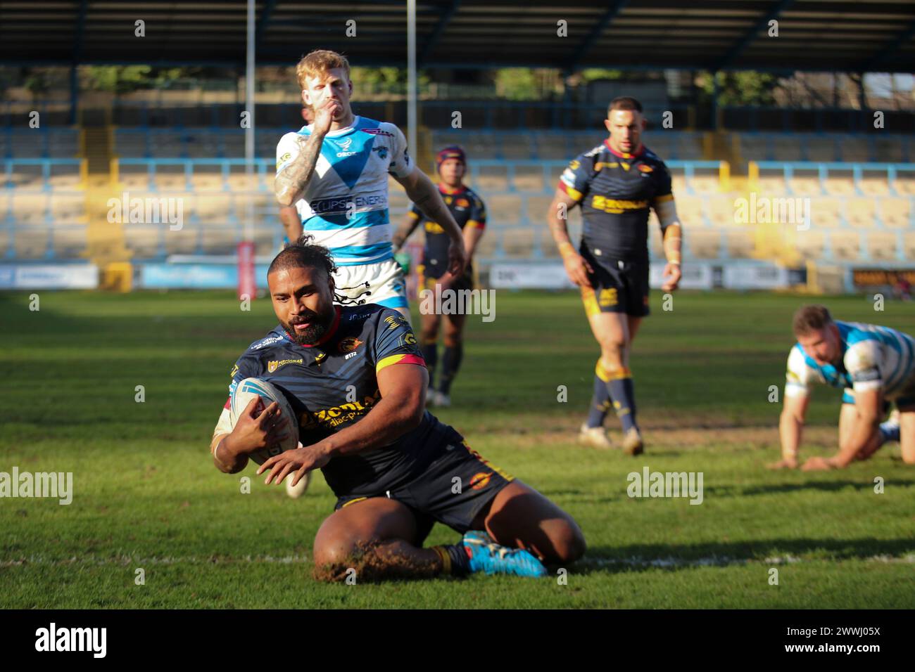 Halifax, Regno Unito. 24 marzo 2024. The Shay Stadium, Halifax, West Yorkshire, 24 marzo 2024. Betfred Challenge Cup Halifax Panthers vs Catalan Dragons Chris Satae di Catalans Dragons segna la meta contro Halifax Panthers credito: Touchlinepics/Alamy Live News Foto Stock