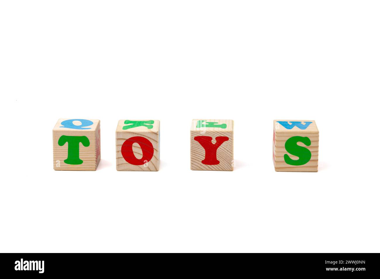 Cubi di legno per bambini con lettere rosse e verdi con la parola giocattolo accanto. Isolare. Foto di alta qualità. Foto Stock