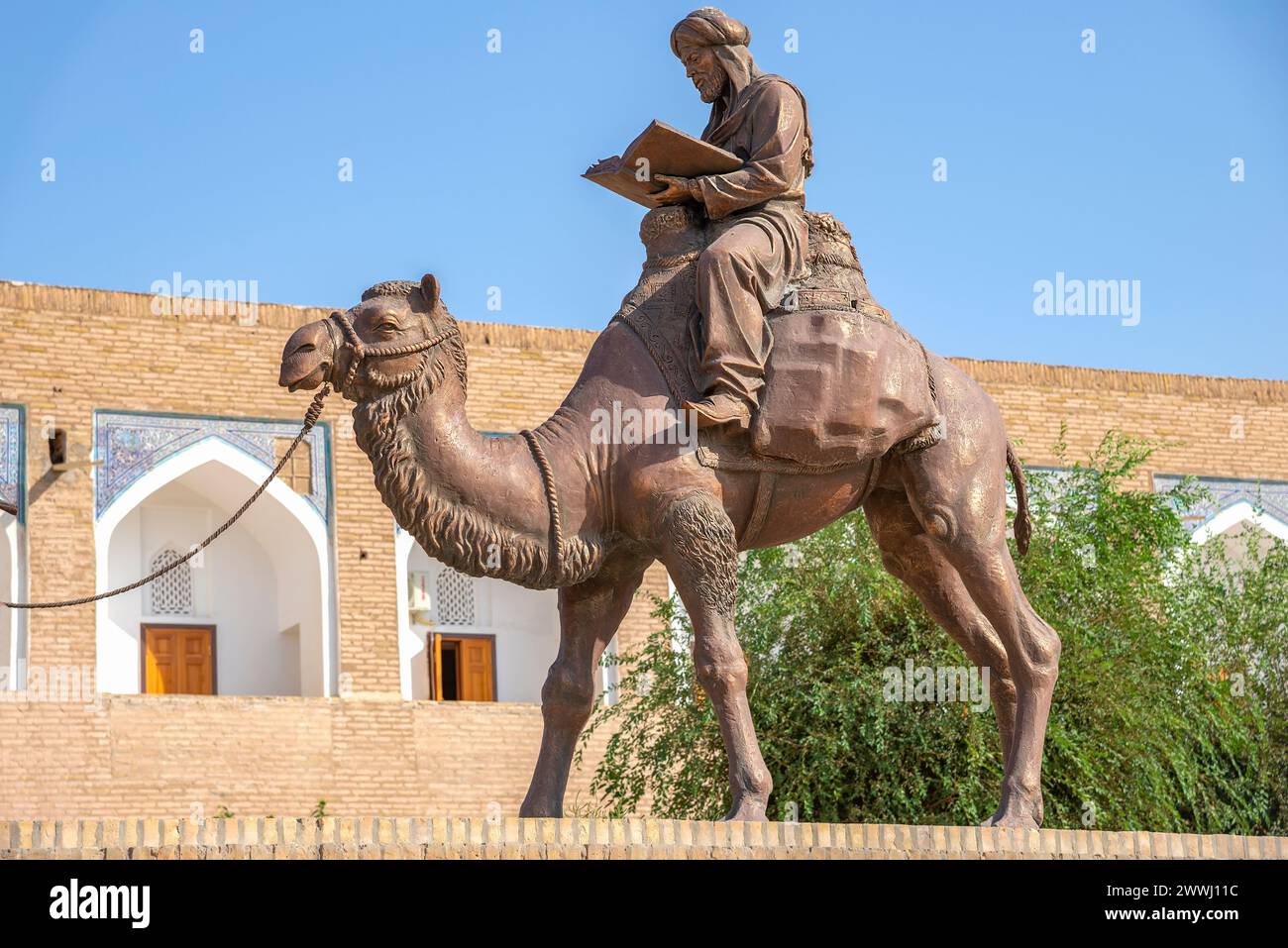 KHIVA, UZBEKISTAN - 7 SETTEMBRE 2022: Frammento della scultura "Caravan" vicino alla città vecchia di Ichan-Kala, Khiva. Uzbekistan Foto Stock