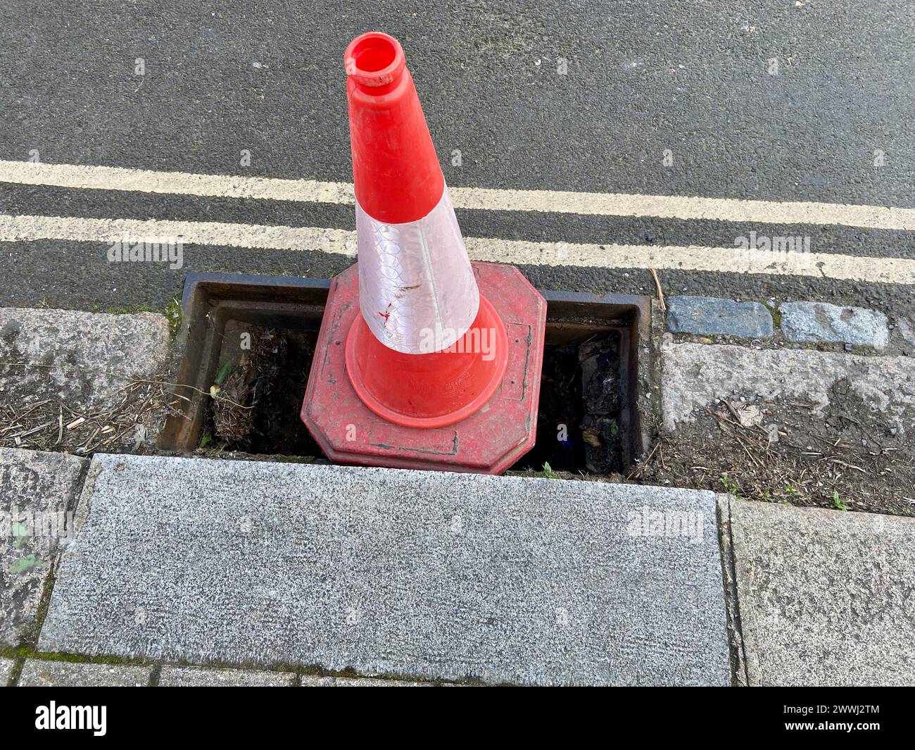 drenare nel quartiere londinese di haringey, dove il coperchio di scarico in metallo è stato rubato lasciando un pericoloso buco nella strada - 24 marzo 2024 Foto Stock