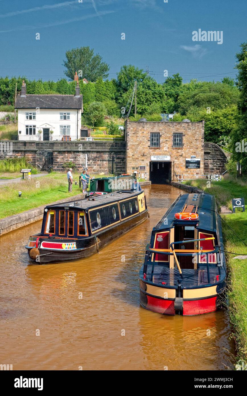 Il motoscafo attende il suo turno per attraversare il tunnel Harecastle sul canale Trent e Mersey, Inghilterra, Regno Unito, Gran Bretagna, Kidsgrove, Stoke su tre Foto Stock