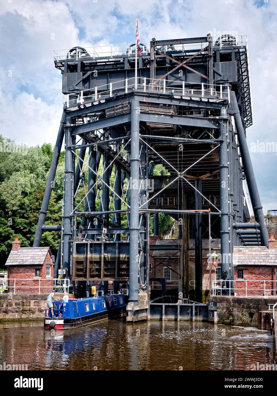 Barca stretta che entra nell'Anderton Boat Lift, costruito nel 1875, per andare dal fiume Weaver fino a 60 metri fino al Trent and Mersey Canal vicino Anderton e North Foto Stock