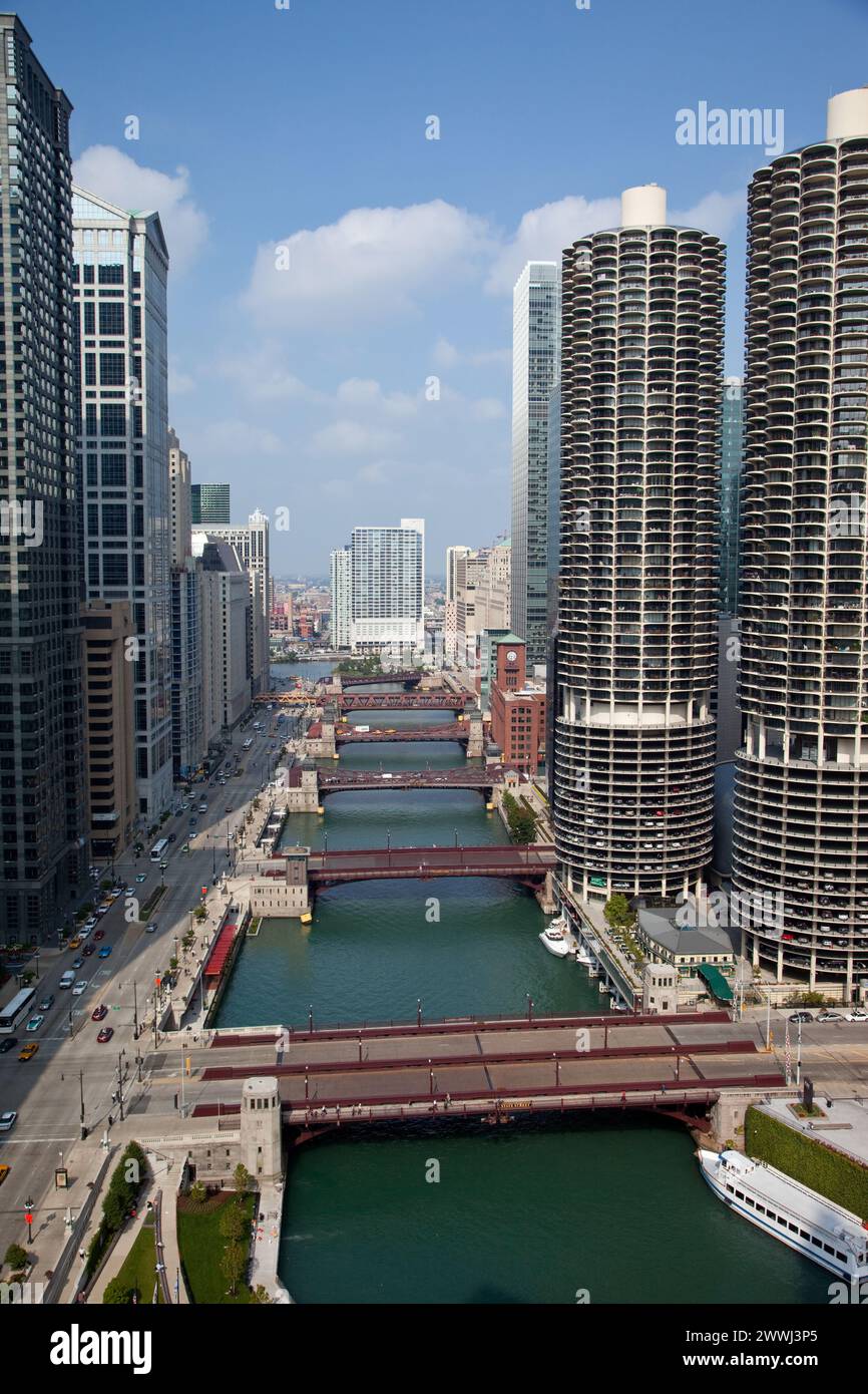 Chicago, Illinois. Chicago River Bridges e Marina Towers Building sulla destra. East Wacker Drive sulla sinistra. Foto Stock