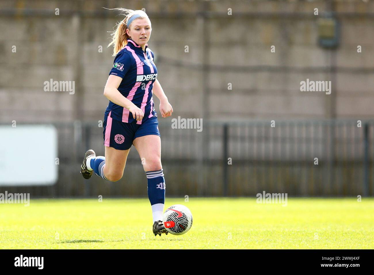 Londra, Regno Unito. 24 marzo 2024. Erin Corrigan (12 Dulwich Hamlet) in azione durante la partita di London and South East Regional Womens Premier League tra Dulwich Hamlet e Sutton United a Champion Hill. Crediti: Liam Asman/Alamy Live News Foto Stock