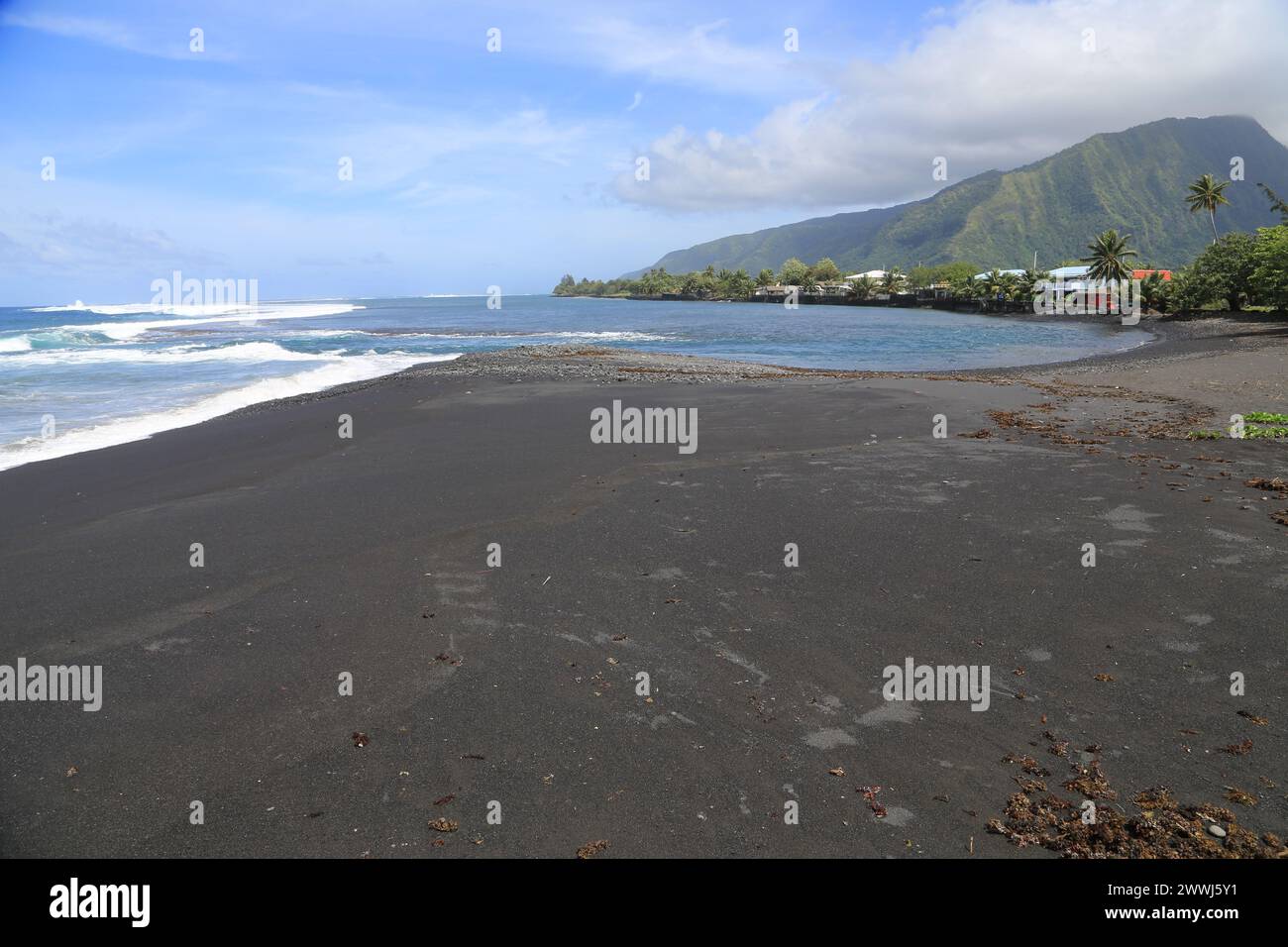 Spiaggia di sabbia nera a Papara sull'isola vulcanica di Tahiti nella Polinesia francese. Questa costa con l'Oceano Pacifico è un luogo ideale per il surf Foto Stock