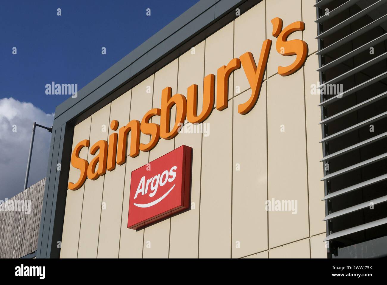 Superstore Sainsbury's Argos a Sutton, Inghilterra, Regno Unito Foto Stock