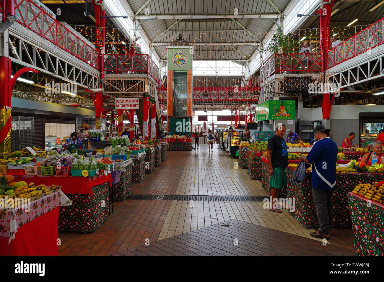 PAPEETE, TAHITI - 5 dicembre 2023 - Vista delle Marche de Papeete, un grande mercato pubblico coperto che vende souvenir locali, artigianato e cibo a valle Foto Stock