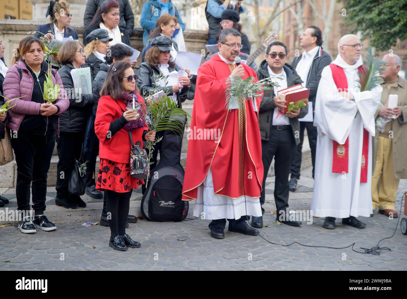 Roma, Italia. 24 marzo 2024. Alcuni membri della comunità cristiana di origine latinoamericana celebrano la domenica delle Palme e ricordano San'cicatrice Romero a Roma.'cicatrice Arnulfo Romero y GaldÃ¡mez era arcivescovo cattolico di San Salvador, proclamato santo da Papa Francesco nel 2018, fu ucciso nel 1980 all'età di 62 anni a San Salvador mentre celebrava la messa per mano di un sicario degli squadroni della morte a causa del suo impegno nel denunciare la violenza della giunta militare del suo paese. Il memoriale liturgico di monsignor Romero cade il 24 marzo. (Immagine di credito: © Marcello Valeri/ZUMA Press Wire) EDITORIA Foto Stock