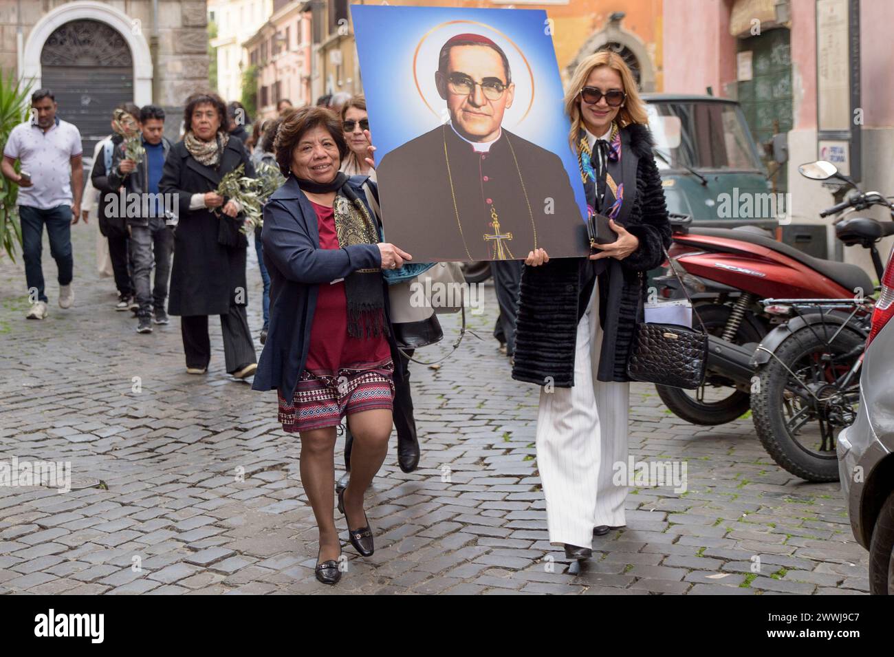 Roma, Italia. 24 marzo 2024. Alcuni membri della comunità cristiana di origine latinoamericana celebrano la domenica delle Palme e ricordano San'cicatrice Romero a Roma.'cicatrice Arnulfo Romero y GaldÃ¡mez era arcivescovo cattolico di San Salvador, proclamato santo da Papa Francesco nel 2018, fu ucciso nel 1980 all'età di 62 anni a San Salvador mentre celebrava la messa per mano di un sicario degli squadroni della morte a causa del suo impegno nel denunciare la violenza della giunta militare del suo paese. Il memoriale liturgico di monsignor Romero cade il 24 marzo. (Immagine di credito: © Marcello Valeri/ZUMA Press Wire) EDITORIA Foto Stock