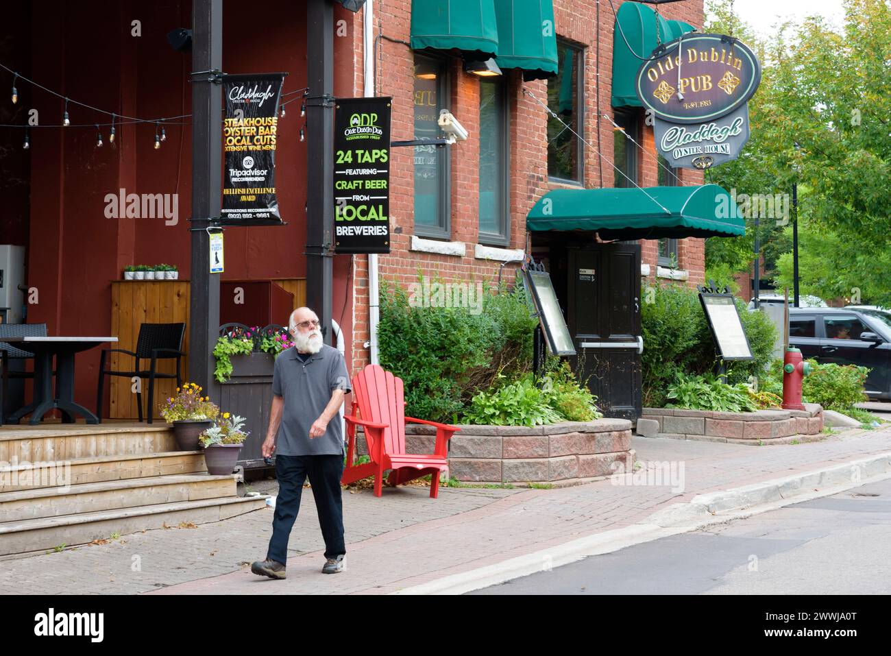 Uomo che cammina su Sydney Street, Charlottetown, Prince Edward Island, Canada. Foto Stock