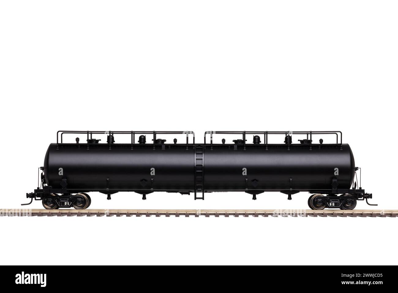 Un carro armato ferroviario nero sui binari ferroviari. Foto Stock
