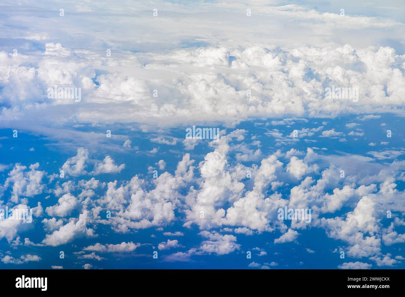 Sfondo nuvole bianche e argentate, vista dall'aereo Foto Stock